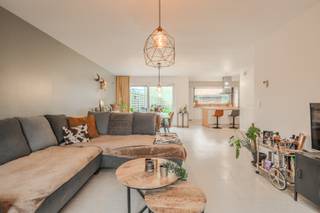Nabij het centrum van Houthulst vinden we deze energiezuinige woning met 3 ruime slaapkamers, inpandige garage en zuidgerichte tuin. Deze ruime woning met een bewoonbare oppervlakte van 186 m2 werd in 2021 volledig vernieuwd met speciale aandacht voor de energiezuinigheid van de woning die resulteerde in een EPC label B. Zo is er 18cm isolatie voorzien in het dak en zijn ook de muren en vloeren voorzien van isolatie. Daarnaast werden alle ramen vernieuwd en voorzien van driedubbele beglazing. Verder is deze lichtrijke woning ook voorzien van centrale verwarming op aardgas via een energiezuinige condensatieketel. Ook is de elektriciteit van deze half-open woning volledig conform. <br /><br /><u>Indeling: </u><br /><br />-Gelijkvloers: ruime inkomhal met apart gastentoilet voorzien van een handwasbakje - Grote lichtrijke woonkamer (42 m2) met aansluitende open keuken (10 m2) voorzien van een kookeiland en volledig ingericht (inductiekookplaat, dampkap, vaatwas, koelkast, microgolfoven, warmeluchtoven, spoelbak en heel wat bijhorende kastruimte) - aparte berging ( 5 m2) met de nodige voorzieningen voor uw wasmachine en droogkast en diepvries - Grote garage (22 m2) met automatische sectionale poort <br /><br />-1ste verdiep: nachthal - 3 ruime slaapkamers ( 15 m2 - 19 m2 - 19 m2) - volledig ingerichte badkamer voorzien van een ligbad, douche, enkele lavabo met bijhorende kastruimte en toilet. <br /><br />- Zuidgerichte tuin (die nog verder aan te leggen is) met bijhorend en praktisch tuinhuis <br /><br /><br /><u>Troeven: </u><br />-Half-open woning<br />-Volledig vernieuwd in 2021 <br />-EPC label B<br />-3 ruime slaapkamers<br />-Zuidgerichte tuin<br />-2 toiletten op zowel gelijkvloers al eerste verdieping<br />-Isolatie in het dak, muren en vloeren <br />-Centrale verwarming op aardgas<br />-Elektriciteit conform<br />-regenwater voorzien<br /><br /><br />Bent u opzoek naar een ruime, energiezuinige woning met 3 ruime slaapkamers, garage en tuin ? Dan is deze half-open woning zeker uw bezoek waard! Contacteer Tommy via 0496 15 67 71