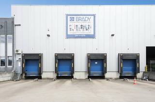 In Zele, strategisch gelegen tussen Antwerpen en Gent, bevindt zich dit recent distributiecentrum met een combinatie van magazijn- en kantoorruimte. Dankzij de directe aansluiting op de E17 geniet u van een uitstekende bereikbaarheid naar alle belangrijke logistieke knooppunten in België. Oppervlakte:- 7.663 m² magazijn + 1.151 m² kantoren- 100 parkeerplaatsenSpecificaties: - Vrije hoogte: 8,5 m- 4 laadkades- 1 sectionaal poortBeschikbaarheid: Onmiddellijk beschikbaar.Hebt u interesse in dit magazijn te huur in Zele? Vraag meer info of boek je bezoek via 09 245 35 35 of business.gent@dewaele.com.