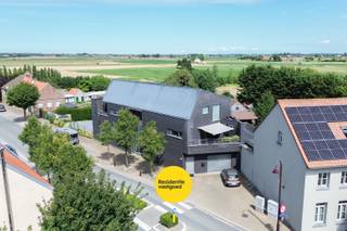 Op zoek naar een instapklaar appartement in een rustige omgeving? Dit recente en energiezuinige appartement op de eerste verdieping, gelegen in het charmante Klemskerke (deelgemeente van De Haan), combineert comfort met kwaliteit en biedt bovendien een interessante investeringskans. Het appartement bevindt zich in een kleinschalig gebouw met slechts vier entiteiten, wat zorgt voor extra rust en privacy.<br /><br />Het appartement heeft een bewoonbare oppervlakte van 95 m², twee volwaardige slaapkamers en een ruim, zonnig terras van 10 m².<br /><br />De lichtrijke leefruimte met open keuken is volledig uitgerust met hedendaagse toestellen, waaronder een oven, koelkast met vriesvak, inductiekookplaat, dampkap, spoelbak en vaatwasser. De badkamer beschikt over een ligbad met douche en een dubbele lavabo. <br /><br />Verder is er een apart gastentoilet met lavabo en een praktische berging met aansluiting voor een wasmachine, een cv-ketel (op gas) en de zekeringkast. De slaapkamers zijn afgewerkt met parkettegels en voorzien van aluminium ramen met dubbele beglazing.<br /><br />Interesse? Contacteer ons en plan uw bezoek in!