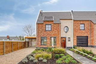 <span><span><strong>KANTWERK </strong>is een kleinschalig en uiterst energiezuinig nieuwbouwproject bestaande uit 3 gekoppelde woningen in landelijke stijl en één moderne alleenstaande villa gelegen langs de Kantwerkersstraat. </span></span><br /><span><span><strong> <br />Bouwonderneming Canneyt BV </strong>is niet aan zijn proefstuk toe. Door hun jarenlange ervaring weten deze vakmensen wat de behoeftes zijn van hun klanten. <br /><strong>Comfort, energiezuinigheid, kwaliteit en een afwerking tot in de kleinste details </strong>zijn dan ook de eigenschappen van deze kleinschalige realisatie.<br /><br />Tijdens de ontwerpfase werd veel aandacht geschonken aan enerzijds de <strong>energiezuinigheid</strong> en anderzijds het <strong>wooncomfort </strong>van de bewoners:</span></span>
<ul>
	<li><strong><span><span>Praktische indeling;</span></span></strong></li>
	<li><strong><span><span>veel lichtinval;</span></span></strong></li>
	<li><span><span><strong>vloerverwarming; </strong></span></span></li>
	<li><strong><span><span>warmtepomp (lucht/water) met zonnepanelen; </span></span></strong></li>
	<li><strong><span><span>vergaande afwerking;</span></span></strong></li>
	<li><strong><span><span>...</span></span></strong></li>
</ul>
<span><span>Op deze manier is het zowel binnen als buiten aangenaam vertoeven.<br /><br /><strong><u>Indeling wonigen:</u></strong> Op het gelijkvloers bevinden zich de mooie inkomhal met gastentoilet en de open leefruimte met open keuken gekoppeld aan een erg ruime keukenberging. Op de eerste verdieping beschikt de woning over 3 zeer ruime slaapkamers, een badkamer (inloopdouche, dubbele lavabo en de mogelijkheid tot het plaatsen van een ligbad) en afzonderlijk toilet op de gang. De woning biedt de mogelijkheid om een vaste trap te plaatsen naar de tweede verdieping, waar u tevens een extra slaapkamer of hobbykamer kan inrichten. De halfopen bebouwingen beschikken over een carport met aangelegde oprit, terras en omheinde tuin. De gesloten bebouwing herbergt een inpandige garage. <br /><br /><u><strong>Lastenboek:</strong></u><br />Het lastenboek voorziet ruime budgetten voor verdere afwerking van uw droomwoning. De bouwheer heeft hierin kosten nog moeite gespaard om u verder te begeleiden in samenwerking met de betere leveranciers in de regio. We geven u hierover graag wat meer uitleg bij een gesprek op kantoor of tijdens een bezoek aan de werf. <br /><br /><strong><u>Woning 1:</u></strong> Gerealiseerd op een ruim perceel van ca.<strong> 361 m² </strong>en maar liefst ca. 153 m<sup>2 </sup>aan bewoonbare oppervlakte (excl. zolder).<br /><br /><strong><u>Wat maakt KANTWERK uniek:</u></strong></span></span>

<ul>
	<li><span><span>Energiezuinig project (<strong>warmtepomp (l/w), zonnepanelen per woning</strong>,…);</span></span></li>
	<li><span><span><strong>kleinschalig project</strong>;</span></span></li>
	<li><span><span><strong>rustige ligging</strong>;</span></span></li>
	<li><span><span>kwalitatieve architectuur en materiaalkeuze;</span></span></li>
	<li><span><span>tot in de puntjes afgewerkt, geen bijkomende kosten meer voor de koper;</span></span></li>
	<li><span><span>...</span></span></li>
</ul>
<span><span><strong>OPMERKING:</strong> Deze realisatie is tot in de details afgewerkt. De carports zijn vergund en geplaatst. De oprit en parkeerplaatsen zijn voorzien van grindmatten. De tuin werd omheind en de paadjes en terrassen werden reeds aangelegd in natuursteen. Kortom: U heeft als koper een minimum aan kosten voor verdere afwerking. </span></span><br /><br /><span><span><em>De oplevering van dit nieuwbouwproject is voorzien voorjaar 2025.<br />De afwerkingen voor tuin en terras zitten niet inbegrepen in bovenstaande prijszetting (meer info betreft oplevering en uitgewerkte detailprijs per woning op aanvraag).</em></span></span><br /><span><span><strong>Bent u op zoek naar een unieke nieuwbouwwoning in landelijke stijl of een moderne alleenstaande villa? Plan dan snel uw afspraak! Contacteer ons op het nummer 051 50 11 51 of via diksmuide@diksimmo.be.</strong></span></span>