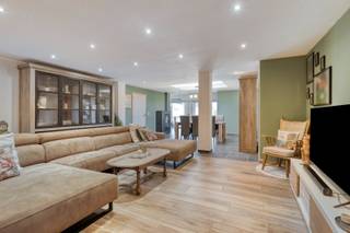 Deze gerenoveerde woning is gelegen te Roesbrugge, deelgemeente van Poperinge. Zoals de brede gevel al laat vermoeden, hebben we een...