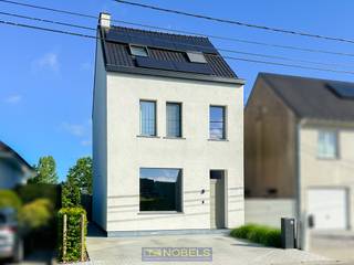 HIPPE GEZINSWONING met een MODERNE UITSTRALING, een INSTAPKLAAR EN ENERGIEZUINIG KARAKTER (EPC label B) en een LEUKE TUIN met UITGESTREKT...