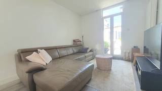Deze gezellige woning met 3 slaapkamers is gelegen op de Hovenstraat nabij het centrum van Hasselt. Winkels, school, restaurants,... op...