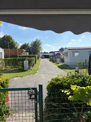 Bemeubeld Vakantiehuisje op eigen grond te dunepark<br />Achteraan in rustige gedeelte van het park nr 204 <br />Slaapplaats zes personen <br />Badkamer met wc en douche<br />Volledige keuken met electrisch vuur<br /><br />Terras vooraan met zicht in de straat<br />Achteraan tuintje met groot tuinhuis <br />Oprit parking aan linkerzijde huisje <br /><br />Alle conformt , verwarming op pellets of electriciteit, warmwater op electriciteit <br />Enkel te bezichtigen na afspraak <br />Asbestveilig <br />EPC F <br />Electriciteit gekeurd <br />Domein met zwembad , tennisveld en speeltuin op 900 meter van zee <br />Prijs exl notariskosten / registratie <br />Recht van eigenaar <br /><br />