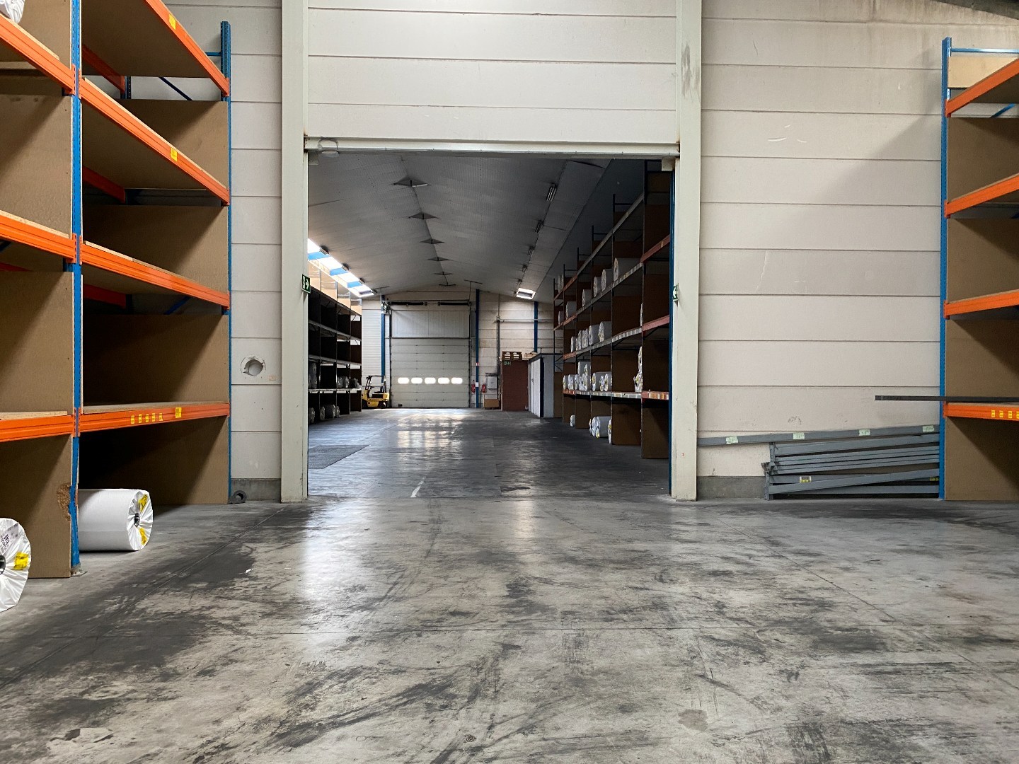 Grote loods (1195m²) met diverse mogelijkheden in een industriezone. - foto 5