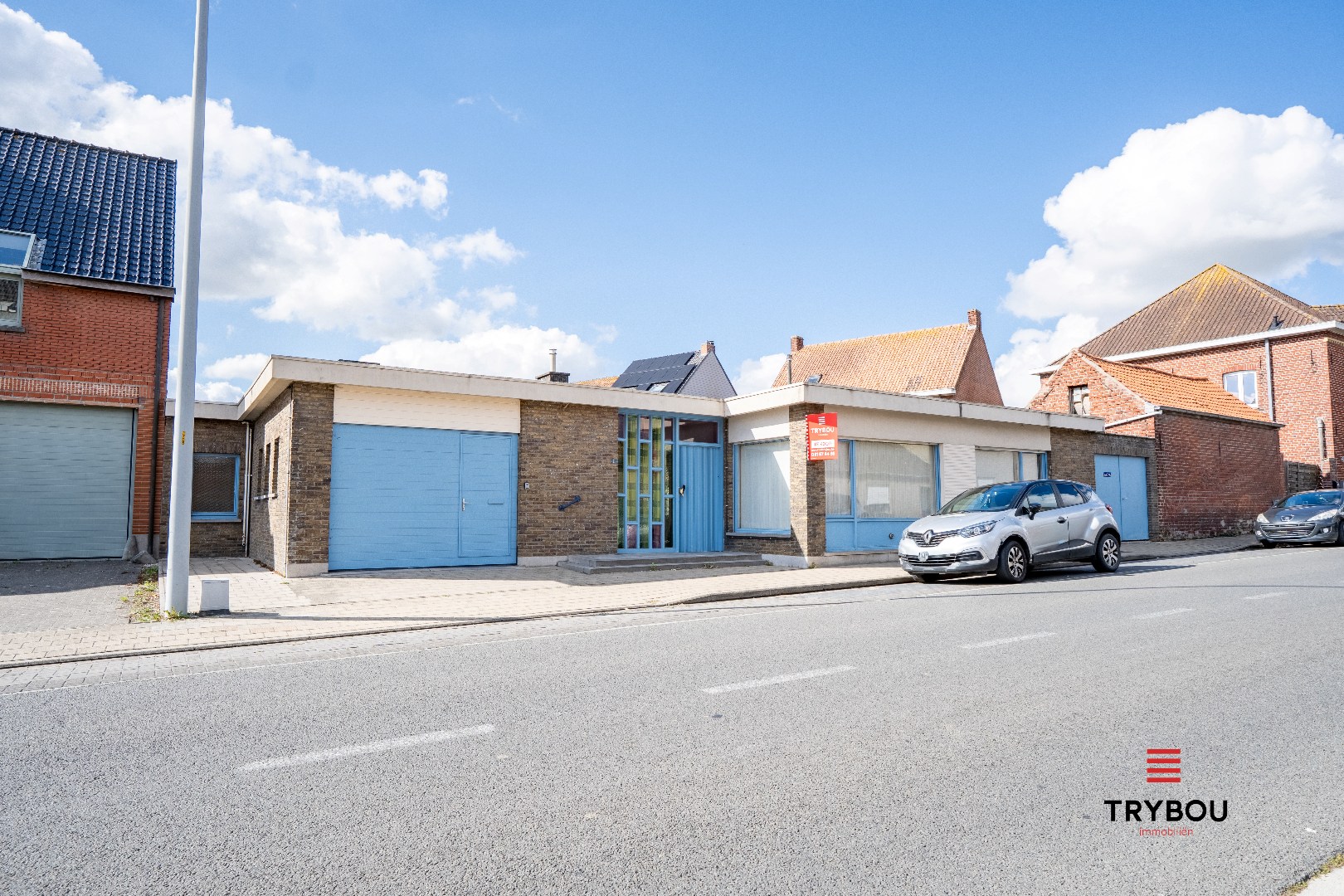 Gelijkvloerse woning met 2 garages in het centrum van Houthulst - foto 1