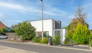 <p><strong>Energiezuinige villa met praktijk, zwembad, tuinkantoor en meer.</strong><br />Gelegen in een doodlopende straat met prachtig zicht, nabij invalswegen.</p>
<p>Deze grote woning garandeert alle hedendaags comfort in combinatie met ruimte voor vrije beroepers, kantoren en zelfs extra inwonenden/kangeroewonen op tuinniveau.<br /><br />Langs de straatzijde is de woning te bereiken via de voordeur, anderzijds is de praktijkruimte/burelen ook bereikbaar met extra toegangsdeur langs een mooi paadje.</p>
<p>De leefruimte is voorzien van grote eetplaats, een gezellige en toch ruim salon met houtkachel, prachtig zicht op tuin en de achtergelegen groenzone. Deze plaatsen geven elk uit op een leuk terrasje en de grote volledig geinstalleerde keuken met ontbijt-eethoek.<br /><br />De verdieping voorziet in een ruime hall met uitzicht, 3 ruime slaapkamers (op te splitsen tot 4 slaapkamers) waarbij master-bedroom met terras, plek voor dressing en eigen badkamer voorzien van wasmeubel en ligbad. Een aparte douchekamer en toilet is ook terug te vinden op deze etage.</p>
<p>Het souterrain, op tuinniveau is ingericht als praktijkruimte met eigen ingang, ideaal voor wie professionele activteiten en wonen wil combineren Er is een ontvangstruimte met toilet, twee burelen, waarvan één ingericht als medische praktijk aanwezig.<br /><br />Verder is op tuinniveau een grote technische berging terug te vinden en een polyvalente ruimte (sport-hobby-studio-atelier-andere) met douchehoek. Langs hier is er met schuiframen toegang tot het prachtige terras met zwembad (11 x 4.5m en vol-automatisch gestuurd).</p>
<p>De statige woning staat op een perceel van 14a 20ca dat werd aangelegd met aandacht voor natuurlijke vormen, flora en planten. <br /><br />Aan de voorgevel zijn 3 autostaanplaatsen (1x met laadpaal) en fietsenberging terug te vinden. In de achtertuin het prachtige zwembad, tuinhuis en een leuke groenzone als habitat voor gezin en (huis)dier met extra tuinkantoor (10m²) voorzien van elektriciteit, isolatie en mooie Thermowood afwerking.</p>
<p>Voor zij die wonen, werken en genieten wensen te combineren op een rustige locatie nabij invalswegen, faciliteiten en centrum Dilbeek, is deze energiebewuste en omvangrijke villa een kanshebber bij uitstek.<br /><br />EPC 86 kWh/(m²jaar) <br />Klasse A<br />Conforme elektrische keuring<br />Asbestveilig</p>