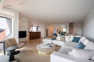 Unieke aanbieding In de prestigieuze residentie, La Rive: hoek appartement met zicht op het Zegemeer en het residentiële Knokke!Smaakvol afgewerkt 3...