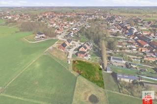 Op een uiterst rustige locatie, op het einde van een doodlopende straat, bevinden zich momenteel nog twee bouwgronden voor open bebouwing. Een ideale plek voor wie op zoek is naar privacy, een landelijke omgeving en toch vlakbij A19 Ieper-Kortrijk.<br /><br /><strong>Lot 5 </strong>heeft een oppervlakte van 781 m². Voor dit perceel werd reeds een plan uitgetekend met bijhorend lastenboek, zodat je meteen beschikt over een concreet bouwvoorstel.<br />De prijs bedraagt € 541.932 exclusief kosten.<br />De totaalprijs inclusief registratierechten, notaris en btw komt op € 641.610,87.<br /><br /><strong>Lot 11</strong> heeft een oppervlakte van 1.396 m².<br />De prijs voor de grond bedraagt € 295.000.<br />De totale kostprijs inclusief alle kosten bedraagt € 340.018.<br /><br />Video bekijken? Link: https://youtube.com/shorts/Ol2QKXxFIiM?feature=share<br /><br />Wenst u liever <strong>een plan volledig op maat van uw wensen en behoeften? Dat kan zeker</strong> - wij maken graag <strong>vrijblijvend</strong> tijd voor een persoonlijk gesprek om samen uw bouwplannen te bespreken.