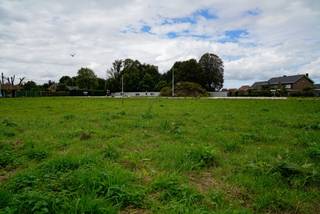 Op deze bouwgrond van 497 m² (lot 5) krijg je de mogelijkheid om uw droomvilla op maat te creëren. Hij is gelegen in een doodlopende straat in...