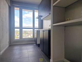Op de 9de verdieping van een rustige residentie in Aalst bevindt zich dit vernieuwde appartement met een prachtig open uitzicht. De ligging is ideaal: in een kalme buurt, maar toch op korte afstand van het stadscentrum, de belangrijkste invalswegen, winkels en het openbaar vervoer.<br />Het appartement werd recent gerenoveerd. De elektriciteit is conform, de keuken en badkamer vernieuwd, de muren zijn netjes geschilderd/behangen. Het geheel is dan ook volledig instapklaar en afgewerkt met oog voor comfort en kwaliteit.<br />Bij het binnenkomen kom je in de inkomhal die leidt naar de lichtrijke leefruimte en de keuken. Via de nachthal, die voorzien is van een handige berging, bereik je de twee slaapkamers, een apart toilet en de badkamer. Een terras (volledige breedte van het appartement) biedt een aangename buitenruimte met uitzicht. Daarnaast is er ook een private kelderberging inbegrepen.<br />Er is bovendien de mogelijkheid om een overdekte autostaanplaats (nummer 108) bij te huren aan 55 euro per maand. Het appartement is geschikt voor maximum twee volwassenen en één kind. Verwarming, warm en koud water via provisie (syndicus). <strong>Bezoekaanvragen kunnen per mail worden ingediend via info@pantheonvastgoed.be</strong>