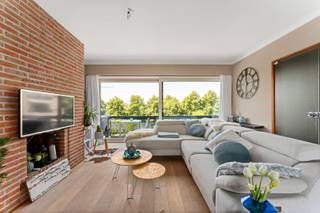 Centraal en rustig gelegen appartement in residentie Cypres, dat deel uitmaakt van het Canadezenhof, met magnifiek uitzicht, vlakbij Brugge centrum en de expressweg. <br /><br />Het appartement is gelegen op de 3de verdieping en bestaat uit: inkom met vestiaire, gastentoilet en berging, lichtrijke leefruimte met toegang tot het zonnig terras, recent vernieuwde ingerichte keuken met aansluitend een functionele berging, nachthal, 2 volwaardige slaapkamers, gerenoveerde badkamer met ligbad/douche, lavabomeubel en toilet.<br /><br />In de kelderverdieping te bereiken via de lift, bevindt zich de privatieve ruime berging + garagebox (bij te kopen : 15.000 euro).<br /><br />Extra troeven :<br />- alu ramen met HR+ glas<br />- zonneluifel<br />- parket in de leefruimte<br />- prachtig uitzicht op groen aan beide zijden<br /><br />Voor meer informatie of een vrijblijvend bezoek, bel ons op 0470 50 50 50!