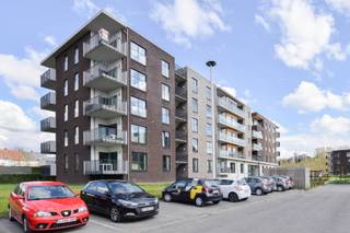 <h3> </h3>
Op de 2e verdieping in de splinternieuwe Residentie "Keizershof", bevindt zich dit knap nieuwbouwappartement. Residentie Keizerhof ligt in een zalig groene omgeving die u onmiddellijk tot rust brengt. Het stadscentrum van Oudenaarde ligt op wandelafstand! Deze goed onderhouden assistentieflat biedt een aangename en gezellige woonomgeving! Bovendien is deze eigendom een uitstekende investering voor een vastgoedbelegger. Er dient voor de aankoop van dit nieuwbouwappartement ook geen 21% BTW betaald te worden, maar slechts 12%! De residentie is voorzien voor zorgbehoevenden, maar ook voor wie nog zelfstandig woont! Er is een restaurant voorzien, welness, fitness, ... Kortom: alles wat u zoekt op 1 en dezelfde plek! <br /><br />Het appartement bestaat uit een inkomhal, lichtrijke woonkamer met terras, open keuken, ingerichte badkamer en slaapkamer. <br /><br />Adres : Remparden 14 bus 306-9700 Oudenaarde