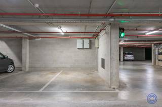 <h2><span>Information parking</span></h2><h2><span>Emplacement de parking couvert à l'étage -1 à vendre dans le centre-ville d'Anvers.</span></h2><h2><span> </span></h2><ul><li><span>Situé dans le bloc D du nouveau projet de construction 'Citifyl' achevé en 2018 à l'étage -1.</span></li></ul><ul><li><span>Surface de stationnement : environ 4m x 2m.</span></li><li><span>L'espace de stationnement comprend également un abri à vélos.</span></li></ul><ul><li><span>Frais généraux : pour l'entretien et l'éclairage du garage, la politique du bloc et le syndic environ 30 EUR/an.</span><ul><li><span>Actuellement </span></li></ul></li><li><span>Portail basculant manuel (VME souhaite installer un portail automatique, aucun capital n'a encore été épargné à cet effet.</span></li><li><span>Disponible immédiatement. </span></li></ul><p><span> </span></p><p><span>Immeuble</span></p><ul><li><span>Composé de 3 appartements aux étages supérieurs et au rez-de-chaussée d'un garage avec 4 places de parking.</span></li><li><span>Revenu cadastral : 96 EUR/an.</span></li><li><span>Loyer possible : 100 EUR/mois hors charges.</span></li></ul><p><span> </span></p><p><span>Situation</span></p><ul><li><span>Très central par rapport aux commerces, à la gare et aux transports en commun.</span></li><li><span>Quartier animé !</span></li></ul><p><span> </span></p><p>*<span>Les informations contenues dans ce prospectus sont données à titre indicatif : les candidats acquéreurs doivent faire leur affaire personnelle de l'obtention, de la vérification et de l'interprétation de ces informations.</span></p><p><span>.</span></p><p><span> </span></p>