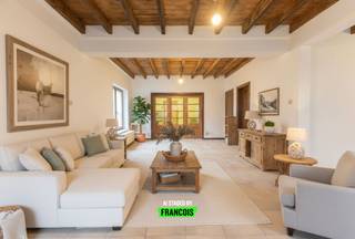 Op een boogscheut van centrum Oudenaarde bieden wij u deze woning te koop aan. Doorheen de jaren werden al heel wat werken uitgevoerd waaronder...