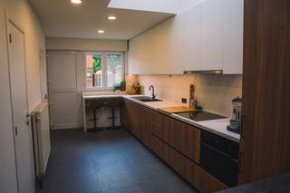 Instapklaar 3-slpk STARTERSWONING met tuin.<br /><br />Een verzorgd instapklare woning geschikt voor een alleenstaande, koppel of klein gezin.<br />U komt de woning binnen via een inkomhal. Op de benedenverdieping vindt u de woonkamer en recent (2023) gerenoveerde keuken terug. Deze ruime en moderne keuken is voorzien van alle hedendaagse comfort: een inductiekookplaat, combi microgolfoven, vaatwasser en een ingebouwde koelkast met vriesvak. Er is veel kastruimte beschikbaar. Daarnaast is er een gezellige zitplaats die uitkijkt op de tuin. In de tuin vindt u een stuk gras, alsook terras (ruimte voor een lounge en/of eettafel) en tuinhuis terug. Verder is er ook een aparte ruimte met toilet én ingebouwde kast. In deze kast is er plaats om uw droogkast en wasmachine in te zetten en kan u uw poetsgerief opbergen. Ten slotte is er een kleine berging waar u o.a. ook de elektriciteitskast alsook de ketel (nieuw van 2024) kan terugvinden. Via deze berging kan u ook de kruipkelder betreden.<br />Op de eerste verdieping tref je twee slaapkamers en een badkamer aan. De ene slaapkamer is de 'master bedroom'. De andere slaapkamer is momenteel ingericht als dressing (met ingebouwde kasten) in combinatie met een bureau. De badkamer is voorzien van een grote regendouche, lavabo met kastruimte en ruimte spiegelkast.<br />Op de tweede verdieping vindt u nog een ruime slaapkamer terug die momenteel ingericht is als kinderkamer en waar nog plaats is om spullen op te bergen. De twee veluxramen zijn voorzien van verduisterende rolgordijnen.<br />Het huis is instapklaar en heeft een gunstige EPC waarde: C (geen renovatiewerken verplicht).<br />Tenslotte is de woning gelegen in een rustige straat en ligt deze centraal vlakbij scholen, winkels, groene parken met speeltuin, openbaar binnenzwembad en alle belangrijke invalswegen van en naar Antwerpen en de haven.<br />Van harte welkom om de woning te komen bezichtigen.