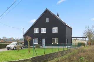 Te midden van uitgestrekte groene velden en in een uiterst rustige omgeving bevindt zich deze instapklare, gerenoveerde woning.Hier geniet u...