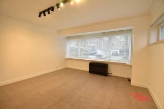 Dit charmante gelijkvloersappartement in Sint-Andries biedt een ideale combinatie van comfort en praktisch wonen. Met twee ruime slaapkamers is...