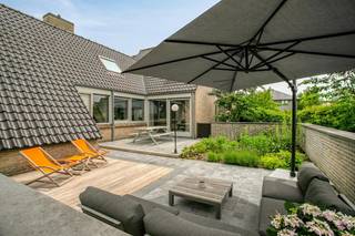 Op zoek naar een ruime gezinswoning waar wooncomfort, privacy en groen samenkomen? Deze vrijstaande villa in Wingene combineert een bewoonbare oppervlakte van 268 m² met een ruim perceel van 985 m² en een prachtig uitzicht over de achterliggende velden.<br /><br />De woning werd de afgelopen jaren met zorg gemoderniseerd. Vooral de leefruimte en keuken werden aangepakt, waardoor de centrale ruimtes vandaag een moderne en uitnodigende uitstraling hebben. Dankzij de grote raampartijen geniet u vanuit de leefruimtes bovendien optimaal van het contact met de tuin en het omliggende groen.<br /><br />Een bijkomende troef is de indeling van het gelijkvloers. Met een afzonderlijke ruimte, badkamer en gastentoilet biedt de woning interessante mogelijkheden voor wie een vrij beroep, praktijk of kantoor aan huis wenst.<br /><br />Indeling<br /><br />Gelijkvloers<br /><br />- Ruime inkomhal met toegang tot een wachtruimte, gastentoilet en eerste slaapkamer of praktijkruimte van 16 m²<br />- Aansluitende badkamer<br />- Ruime woonkamer van maar liefst 60 m²<br />- Moderne leefkeuken, uitgerust met kwalitatieve Miele-toestellen<br />- Praktische bergruimte met kwalitatieve ingemaakte kasten en aansluitingen voor wasmachine en droogkast<br />- Functionele kelderberging van 11 m²<br />- Inpandige garage van 31 m²<br />- Overdekte carport<br />- Tuinberging<br /><br />Eerste verdieping<br /><br />- Drie volwaardige slaapkamers van respectievelijk 15 m², 13 m² en 14 m², telkens voorzien van ingebouwde kasten<br />- Vernieuwde badkamer met inloopdouche<br />- Een vijfde slaapkamer en mogelijkheid tot een zesde slaapkamer, bereikbaar via een afzonderlijke trap vanuit de garage<br />- Zolderruimte met bijkomende mogelijkheden<br /><br />Buitenruimte en ligging<br />Ook buiten heeft deze woning heel wat te bieden. Het perceel van 985 m² werd aangelegd met terrassen en biedt voldoende ruimte om volop van het buitenleven te genieten. Het open zicht op de achterliggende velden zorgt voor een aangenaam gevoel van ruimte en rust.<br /><br />De woning bevindt zich aan een doodlopende straat met slechts twee woningen. De kleinschalige omgeving, met onder meer een charmante alpacaboerderij, zorgt voor een bijzonder rustige woonsetting.<br /><br />Tegelijk blijft de woning vlot bereikbaar. Zowel de oprit van de E40 in Aalter als die in Beernem bereikt u op minder dan een kwartier rijden.<br /><br />Interesse? Vraag vandaag nog uw bezoek aan en ontdek deze villa zelf.<br /><br />Bestuursmaatregelen in het maatregelenregister: nee<br /><br />Deze AI-visualisaties zijn bedoeld als inspiratie. Er werd geen rekening gehouden met technische specificaties, stedenbouwkundige voorschriften of de concrete mogelijkheden tot realisatie.