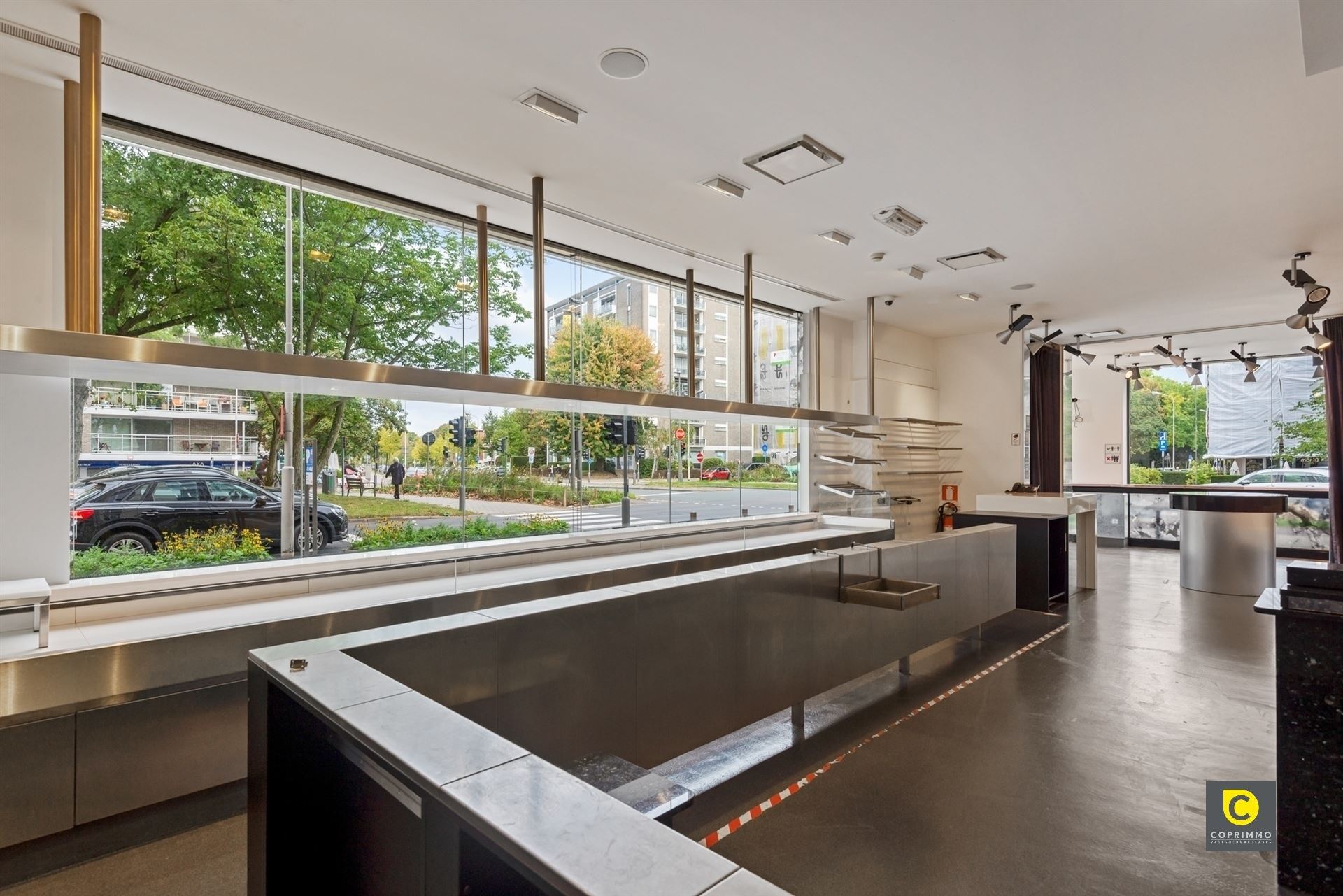 Ruim handelspand + P op zeer commerciële locatie! - foto 2