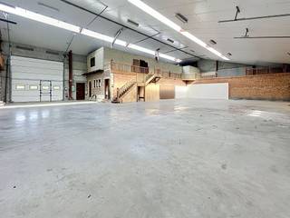 Op een vlot bereikbare locatie langs de Brugsesteenweg 360 in Kuurne bieden wij deze praktische KMO-unit van ca. 420m² + bijhorende parkings te...