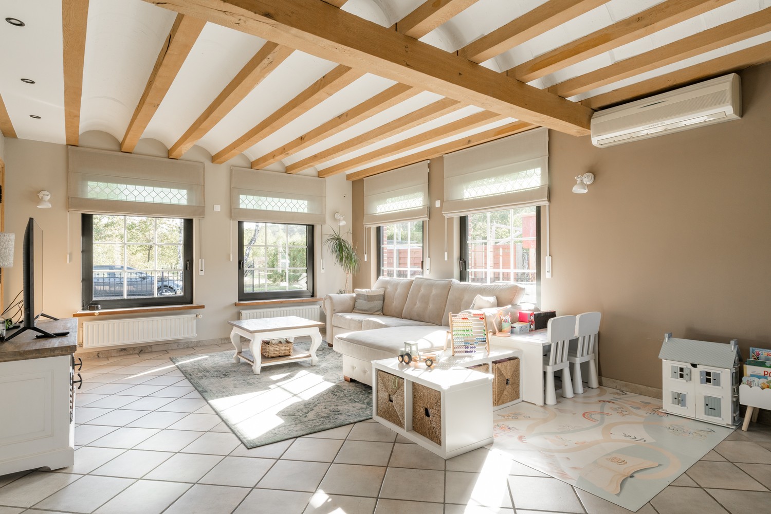 Karaktervolle vrijstaande woning met 5 slaapkamers, EPC C en ruime garage/werkplaats in Pelt! - foto 4