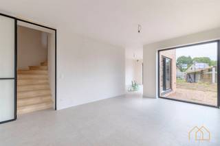 <p>Deze ruime nieuwbouwwoning met 3 slaapkamers, en een zolder van 45m² die afgewerkt kan worden tot een grote slaapkamer, is voorzien van alle moderne technieken zoals domotica, ventilatie, vloerverwarming. Afgewerkt met houtaccenten, zwart buitenschrijnwerk en een stalen deur in de living, heeft de woning een landelijke uitstraling. De uitstraling wordt versterkt door de perceelbreedte van 15m.</p><p><br />De keuken wordt momenteel nog geplaatst. De woning wordt schilder-klaar afgeleverd. De tuin wordt aangevuld en gelijk getrokken. Aanleg klinkers en terras twv €6.000+BTW zijn in de prijs inbegrepen. Kan eventueel zonder klinkers en terras.</p><p><br />Bewoonbare oppervlakte:<br />Glv: +/-80m²<br />1°: +/-60m²<br />2e: +/-46m² <br />Totaal: +/-180m²</p><br /><p>De woning ligt op een boogscheut van de markt van Veerle - Laakdal; Winkels, scholen en bossen zijn steeds vlakbij.</p><br /><p>De voorgestelde prijs is exclusief belastingen en registratierechten. <br />12% reg op grond twv €120.000=€14.400<br />21%BTW op constructie twv €269.000=€56.490<br />De prijs inclusief BTW en registratierechten bedraagt €459.890,-</p><br /><p>Wil jij meer weten over deze woning? Aarzel dan niet om ons kantoor te contacteren.</p><br /><p>Heb je zelf een woning die je wil verkopen of verhuren? Nxxt Vastgoed neemt graag de tijd voor een gesprek. <br />We bekijken de mogelijkheden die jouw pand biedt, en koppelen die aan jouw noden en wensen. <br />Samen maken we van jouw vastgoeddroom een Succesvolle Nxxt Step.</p><p></p>