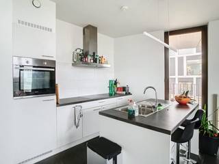 Ruim en lichtrijk appartement met 2 slaapkamers en 2 zonnige terrassen in Brugge<br /><br />Op zoek naar een comfortabel appartement op een topligging in Brugge? Dit aangename appartement met 2 slaapkamers en maar liefst 2 ruime terrassen bevindt zich op de 4de verdieping en geniet daardoor van een mooie ligging hoog in het gebouw.<br /><br />De combinatie van de lichtrijke leefruimte, praktische indeling en ruime buitenruimtes maakt dit appartement bijzonder aangenaam om te wonen. Eén van de terrassen is bovendien volledig zuidgericht, waardoor je hier optimaal van de zon kunt genieten. Het tweede terras is oostgericht en biedt een fijne extra buitenruimte.<br /><br />Ook de ligging is een absolute troef. Het appartement bevindt zich nabij openbaar vervoer, winkels, horeca en belangrijke verbindingswegen. Bovendien bereik je het bruisende centrum van Brugge eenvoudig te voet.<br /><br />Indeling:<br /><br />4°V.: inkomhal met apart toilet en lavabo – lichtrijke woonkamer (33 m²) met open keuken voorzien van keramische kookplaat, oven, koelkast met diepvriesvak, vaatwasser en dubbele spoelbak – praktische berging (2 m²) met aansluiting voor de wasmachine – 2 slaapkamers (13 m² en 9 m²) – badkamer (4 m²) met douche en lavabo in meubel – 2 ruime terrassen, waarvan één volledig zuidgericht en één oostgericht – fietsenberging.<br /><br />Algemeen:<br /><br />Huurprijs: € 875,00/maand<br />Provisie gemeenschappelijke kosten: € 75,00/maand<br />Beschikbaar vanaf: 01/11/2026<br /><br />De snelste manier om een bezoek aan dit pand te brengen? Vraag je bezoek aan via de roze knop op onze website (www.dewaele.com) en je wordt gecontacteerd door onze verhuurexpert Steffi.<br /><br />Telefonisch kunnen er geen afspraken gemaakt worden. Bij andere vragen kun je ons telefonisch contacteren via 050 444 999.