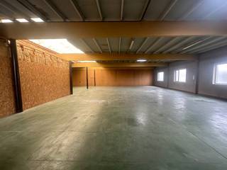 Loods van 360m² op industrieterrein van Houthulst.<br /><br />De loods heeft een eigen toegangspoort en is beschikbaar in overleg.<br /><br />Elektriciteit en water aanwezig.<br /><br />Exclusief onroerende voorheffing (+-150 euro/maand)
