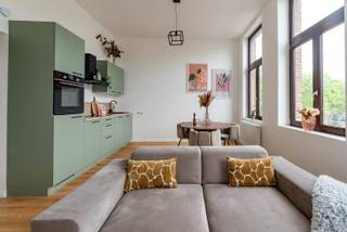 Dit recent volledig gerenoveerd appartement bevindt zich op de tweede verdieping van een klein gebouw.Locatie:Op het Zuid met zowel de gezellige...