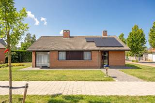 Deze rustig gelegen woning combineert comfort met energiezuinig wonen en is ideaal voor wie op zoek is naar een praktische gelijkvloerse woning...