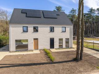 Ontdek de perfecte harmonie tussen modern comfort en een groene omgeving in de Emiel Vermeulenstraat, gelegen in het prachtige Zoersel. Deze halfopen nieuwbouwwoning is een pareltje dat je niet wilt missen! Het betreft de rechtse woning, voor de linker woning werd reeds een koper gevonden.

Stap binnen in een oase van rust, omringd door weelderig groen. Deze woning biedt niet alleen een adembenemend uitzicht, maar ook ruimte die al je verwachtingen overtreft. Met 4 slaapkamers en 2 badkamers is er voldoende ruimte voor het hele gezin om te ontspannen en te genieten van privacy.

De allergrootste troef van deze woning is de ongeëvenaarde energiezuinigheid. Met een EPC-score van 11 , ben je verzekerd van een duurzame en milieuvriendelijke levensstijl. Geniet van lage energiekosten en draag bij aan een groenere toekomst.

Deze prachtig afgewerkte woning is een droom die werkelijkheid wordt. Met hoogwaardige materialen en een stijlvolle inrichting, straalt elke hoek van de woning klasse en comfort uit. Van de moderne keuken tot de luxueuze badkamers, elk detail is met zorg gekozen om een warme en uitnodigende sfeer te creëren.

Wacht niet langer en maak van deze halfopen nieuwbouwwoning jouw thuis. Geniet van de rustige omgeving, de ruimte en het groene landschap. Dit is de perfecte plek om te ontspannen, tot rust te komen en te genieten van het leven. Neem vandaag nog contact met ons op en maak je vastgoeddroom waar. 

Bijzonderheden: opsplitsing grond 200.000 € - constructie 349.000 €, zonnepanelen (2.600 KW/uur).