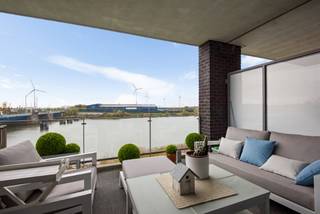 Zeer rustig gelegen appartement, achterin de Colonel Silvertopstraat, in het doodlopend einde tegen de Rupeldijk.  Het ligt zich op wandelafstand...