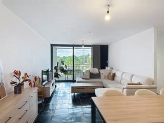 Modern en licht appartement in Residentie "Bloemmolens" aan de oevers van de Nete, op wandelafstand van het centrum van Lier.Indeling: ruime living...