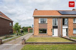 Deze te renoveren woning uit 1961 biedt heel wat potentieel en is gelegen op een perceel van 527 m². <br /><br />Dankzij de rustige ligging, de garage en de aangename tuin vormt deze eigendom een uitstekende opportuniteit voor wie een woning volledig naar eigen smaak wil renoveren.<br /><br />Bij het betreden van de woning komt u terecht in een ruime inkomhal, die toegang biedt tot de woonkamer, de keuken en de bovenverdieping.<br /><br />Aansluitend aan de woonkamer bevindt zich een veranda met toegang tot een praktische berging en de tuin. <br /><br />Op de eerste verdieping bevinden zich drie slaapkamers en een reeds gerenoveerde badkamer. <br /><br />Daarnaast beschikt de woning over een kelder en een ruime zolderverdieping, die wat uitbreidingsmogelijkheden biedt.<br /><br />Ook de zonnige tuin vormt een absolute meerwaarde en zorgt voor een groene, rustige omgeving waar het aangenaam vertoeven is.<br /><br />De woning geniet bovendien van een gunstige ligging dichtbij het centrum van Lovendegem, waar u onder meer supermarkten, scholen en openbaar vervoer terugvindt, de dichtstbijzijnde bushalte bevindt zich op slechts 170 meter van de woning. <br /><br />Dankzij de vlotte verbinding via de N9 en de R4 bereikt u Gent en Eeklo in een mum van tijd.<br /><br />Beschikbaar bij akte.<br /><br />Contacteer Top Vastgoed voor een bezoek via 0475 700 700