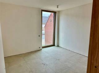 <p>ENERGY EFFICIENT NEW CONSTRUCTION FOR RENT IN OUDENAARDE</p><p>Are you looking for a ready-made, modern house with all comfort?<br />This newly built house provides on the ground floor: entrance, toilet, dining area, fitted kitchen, storage room, bright living space, garden and terrace<br />on the first floor : toilet, 3 bedrooms and a fitted bathroom with double sink and walk-in shower</p><p>Location: Located on the edge of the center, near schools, train station, stores</p><p>Sustainability: BEN house with underfloor heating and heat pump.<br />Finishing: High quality materials and painted throughout.</p><p>Availability: possibly 01/06/2026, after the works still to be carried out.<br />Don't miss this unique opportunity to be the first to live in this gem!<br />Interested? <br />Request your visit via our website www.immodhondt.be </p>