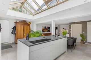 <p><span>Ce magnifique HOB est situé dans un endroit extrêmement calme, à proximité immédiate du zoo de Planckendael et à quelques minutes du centre de Malines. </span></p><p><span>En entrant dans cette maison entièrement rénovée, vous remarquerez immédiatement l'abondance de lumière, grâce aux grandes fenêtres et aux lucarnes stratégiquement placées.</span></p><p><span> </span></p><p><span>La propriété est parfaitement aménagée pour une vie au rez-de-chaussée et offre tout le confort nécessaire. Les équipements comprennent une chambre spacieuse entièrement équipée d'armoires encastrées, une salle de bains élégante et un espace de vie ouvert avec cuisine. </span></p><p><span>La cuisine ouverte est entièrement aménagée et équipée de tous les appareils modernes, ce qui est idéal pour ceux qui aiment le confort et la fonctionnalité. La belle salle de bains avec des carreaux vintage de caractère dégage un charme pur.</span></p><p><span> </span></p><p><span>Au premier étage se trouve une chambre particulièrement spacieuse de pas moins de 30 m², qui offre de nombreuses possibilités, telles qu'une chambre principale, une salle de loisirs ou un bureau.</span></p><p><span> </span></p><p><span>De plus, la maison est exempte d'amiante et l'électricité est conforme.</span></p><p><span>Un atout supplémentaire est le garage très spacieux avec porte sectionnelle automatique, ainsi que l'eau et l'électricité fournies.</span></p><p><span> </span></p><p><span>La propriété bénéficie d'un emplacement très pratique et calme, idéal pour ceux qui aiment la verdure tout en voulant les avantages de la ville à portée de main.</span></p><p><span>Nous travaillons avec des heures de visite, après quoi tous les candidats auront la possibilité de faire une offre.</span></p><p><span>Vous pouvez prendre rendez-vous en appelant le 015 200 999 ou en vous rendant sur le site info@vastgoedplus.be.</span></p>