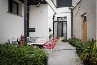 TE HUUR - GENT. Op een absolute toplocatie aan het sfeervolle Prinsenhofplein in Gent bevindt zich dit volledig vernieuwde en hoogwaardig afgewerkte gelijkvloerse appartement van ca. 150 m², gecombineerd met een afzonderlijke studio- of praktijkruimte. Deze unieke eigendom biedt een uitzonderlijke combinatie van comfortabel wonen en professioneel gebruik, met tal van mogelijkheden voor vrije beroepen, thuiswerk, of een aparte gastenverblijf.<br /><br />Het appartement beschikt over een ruime en lichtrijke leefruimte met een stijlvolle open keuken voorzien van een kookeiland, twee volwaardige slaapkamers, een moderne badkamer uitgerust met een dubbele lavabo en een ruime inloopdouche, evenals een praktische berging/wasplaats. Via het aangename terras bereikt u de afzonderlijke praktijkruimte of studio, die volledig geïntegreerd is in het geheel maar toch voldoende privacy biedt.<br /><br />Daarnaast beschikt het pand over een afgesloten fietsenberging en geniet het van een uitstekende ligging in het historische hart van Gent, op wandelafstand van winkels, horeca, openbaar vervoer en het stadscentrum.<br /><br />Een veelzijdige en instapklare eigendom met tal van gebruiksmogelijkheden.<br /><br />Huurprijs: € 1.850/maand. Algemene kosten: € 100/maand. EPC: Label B – EPC-code 0002318552