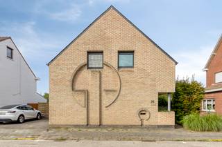 <p>Wie op zoek is naar ruimte, rust en een groene omgeving zonder de stad helemaal los te laten, vindt in de Vredelaan in Weerde een fijne thuisbasis. Deze instapklare woning ligt in een rustige, residentiële buurt aan de rand van de stad en combineert de charme van een verzorgd karakterpand met het comfort van eigentijdse afwerking. Zodra je binnenstapt via de inkomhal, voel je dat dit huis klaarstaat om meteen bewoond te worden.</p><p> </p><p>Het gelijkvloers is doordacht ingedeeld: een lichtrijke woonkamer van 37 m² sluit naadloos aan op de eetkamer van 19,2 m² en de geïnstalleerde keuken, uitgerust met onder meer inductievuur, dubbele oven, stoomoven en vaatwasser. Een aparte bureau, een wasplaats (met wasluik!!), berging en gastentoilet maken het gelijkvloers bijzonder functioneel.</p><p>Op de eerste verdieping vind je vier ruime slaapkamers, verdeeld over 13,3, 16,3, 11 en 11,9 m², aangevuld met twee volledig uitgeruste badkamers – één met bad, één met douche – en een praktische nachthal.</p><p>De zolder van maar liefst 53,6 m² biedt extra opslag- of uitbreidingsmogelijkheden, terwijl het tuinhuis nog eens 15,1 m² bijkomende bergruimte geeft.</p><p> </p><p>Deze woning werd in 2004 uitgebreid en vergroot, met een nieuwe ketel in 2006, en oogt vandaag nog steeds fris en verzorgd.</p><p>Extra troeven zijn de plug-in-zonnepanelen met thuisbatterij, een regenwaterput van 20.000 liter en vloerverwarming in combinatie met radiatoren – stuk voor stuk elementen die bijdragen aan het energiezuinige karakter van deze woning (EPC-score 215).</p><p> </p><p>Buiten geniet je van een zongerichte tuin op het zuidwesten van maar liefst 500 m², met een aangenaam terras van 36,8 m² – ideaal om zomerse avonden te verlengen. De tuin is alsook volledig omheind en er is een hondenweide op wandelafstand. </p><p>Buiten parkeren is geen probleem dankzij de oprit met laadpaal voor elektrische wagens.</p><p> </p><p>De ligging in Weerde is een echte troef: winkels, scholen, openbaar vervoer en het station bevinden zich op wandel- of fietsafstand, terwijl de invalswegen richting Brussel, Mechelen en Antwerpen vlot bereikbaar zijn. Zo combineer je de rust van een groene woonwijk met alle gemakken van de stad binnen handbereik. Technopolis, provinciaal domein Hofstade en dierentuin Planckendael zijn vlakbij. Wil je deze verrassend ruime en instapklare woning met eigen ogen ontdekken? Plan je bezoek in via onze website - deze Vredelaan-parel verdient het om persoonlijk ervaren te worden.</p>