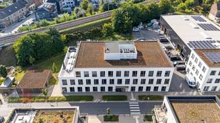 Uitstekend gelegen kantoorgebouw met flexibele werkplekken aan de Schelde op een boogscheut verwijderd van het centrum van Gent met goede verbinding via de R40, E17 en E40. Vlotte bereikbaarheid met het openbaar vervoer: station Gent-Sint-Pieters bevindt zich op amper 1,9 km. Tevens ideale uitvalsbasis met de fiets (via het water!).<br /><br />De instapklare kantoren beschikken over een koelplafond, ventilatie, verlaagde vloer met tapijttegel en zeer grote raampartijen. De kantoren kenmerken zich door een zeer leuke inrichting met meerdere vergaderzalen. Tevens <em>superwijs </em>rooftopterras met aansluitend ruime bar en keuken. Aantal werkplekken kunnen vrij gekozen worden in functie van het aantal medewerkers.<br /><br /><strong>All-in formule voor 2 werkplekken. </strong><br /><br />Contacteer PANORAMA voor bijkomende inlichtingen, plannen of een vrijblijvend plaatsbezoek 09 225 09 02.