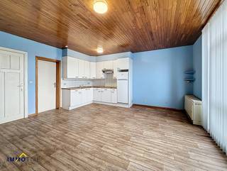 <p><strong>Ruime woning met tuin te Aalst!</strong> <br /><br />Op het gelijkvloers bevindt zich een <strong>woonkamer met open keuken</strong>,<strong> badkamer, apart toilet, praktische wasplaats en een slaapkamer. </strong>De eerste verdieping vormt een tweede volwaardige woonkamer met eigen keuken, badkamer, een slaapkamer én een aangenaam terras. <br /><br />De bovenste verdieping biedt nog twee slaapkamers, een derde keuken, apart toilet en een badkamer en beschikt eveneens over een eigen terras. Achteraan geniet je van een ruime tuin met een gezellig terras. Bovendien is er ook een kelder aanwezig.</p>
<p>Momenteel is <strong>een deel van het gebouw verhuurd. </strong>Dankzij de flexibele indeling, het grote woonvolume, meerdere terrassen en de voorzieningen op elke verdieping biedt deze woning tal van mogelijkheden voor grote gezinnen, samenwonende generaties, ... De energieprestaties zijn als volgt: 530 kWh/m²/jaar, 371 kWh/m²/jaar, 555 kWh/m²/jaar.</p>
<p>De woning is <strong>centraal gelegen</strong>, op korte afstand van scholen, winkels (bakker, beenhouwer, …), centrum Aalst en openbaar vervoer (bushalte en station). Voor meer info en/of een bezoek ter plaatse, contacteer Tijl via <strong>tijl@immotijl.be </strong>of <strong>0477 44 86 11</strong>.</p>