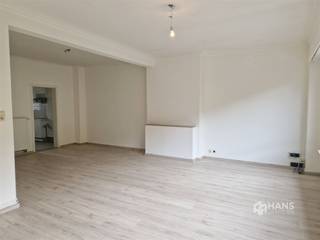 <p><span> Dit instapklaar appartement bestaat uit een ruime woonkamer van 40m² op parket met uitzicht over het Hof van Leysenn.</span></p><p><span> De keuken van 10m² op tegels is voorzien van elektrische kookplaat, dampkap, aansluiting wasmachine, oven en ijskast.Verder is er aanpalend een terras van 5m². </span></p><p><span> Achteraan een slaapkamer van 18m² op een parketvloer.</span></p><p><span> Er is een gastentoilet en eveneens een kleine berging.</span></p><p><span> De badkamer is voorzien van een ligbad en een enkele wastafel.</span></p><p><span> </span></p><p><span>EXTRA: 90 euro vaste kosten incl water, onderhoud gemene delen.</span></p><p><span>Goed gelegen locatie vlakbij openbaar vervoer, scholen en winkels in een rustige straat. </span></p><p><span> </span></p><p><span>Voor meer informatie bel 03/290.30.30 of vraag het aan uw persoonlijke makelaar.</span></p><p><span> </span></p>