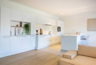 <p><span><strong>VILVORDE</strong></span> - Situé dans la phase Waterzicht, cet appartement 2 chambres offre des volumes généreux et une distribution idéale pour une vie de famille. Implanté dans le projet d’envergure 4 Fonteinen, il bénéficie d’un environnement calme, verdoyant et sans voitures, tout en restant proche de Bruxelles.<br />Le séjour spacieux avec cuisine ouverte forme un espace de vie convivial, prolongé par une terrasse privative avec vue sur l’eau ou les jardins communs. Les deux chambres offrent confort et intimité, le tout avec des matériaux durables et des finitions contemporaines.<br />Le logement est équipé d’un chauffage par le sol, d’une ventilation double flux et d’une excellente isolation, assurant un confort optimal toute l’année. <br />Selon les choix possibles, livré à l’acte ou avec la possibilité de personnaliser le bien en choisissant vos finitions, et vendu avec l’opportunité de bénéficier de la TVA à 6 %, cet appartement 2 chambres représente une occasion rare de s’installer dans un quartier en plein développement, alliant qualité de vie et excellente accessibilité.<br />Les surfaces sont données à titre indicatif. Contactez-nous pour plus d’informations.</p>