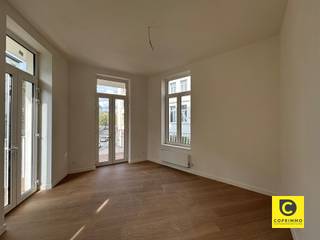 <p><span>Appartement rénové de 2 chambres à coucher avec terrasse, prêt à être emménagé, dans un emplacement de choix au cœur d'Anvers Sud !</span></p><p><span>Dans la populaire Brederodestraat, à quelques pas du sud animé, vous trouverez ce bel appartement de 2 chambres au premier étage avec terrasse, entièrement prêt à emménager et fini avec des matériaux de haute qualité. Des cafés agréables aux magasins branchés, en passant par les transports en commun, tout est à portée de main.</span></p><p><span> </span></p><p><span>L'appartement a la disposition suivante :</span></p><p><span> </span></p><p><span>Hall d'entrée et débarras pratique :</span></p><p><span>En entrant, vous êtes accueilli dans un couloir avec un accès direct à l'espace de vie. Le débarras pratique et séparé est équipé d'un branchement pour une machine à laver.</span></p><p><span> </span></p><p><span>Cuisine et espace de vie</span><span>:</span></p><p><span>La cuisine flambant neuve est un rêve pour tout amateur de cuisine, avec une finition moderne, de nombreux placards, un four combiné, un îlot de cuisson élégant avec plaque à induction, un double évier et un lave-vaisselle encastré. Le grand réfrigérateur et le congélateur séparé sont des éléments à ne pas manquer dans cette cuisine.</span></p><p><span>L'espace de vie attenant est baigné de lumière naturelle, créant une sensation d'espace et de chaleur, l'endroit idéal pour se détendre et accueillir des invités.</span></p><p><span> </span></p><p><span>Chambres et salle de bains :</span></p><p><span>Par le hall de nuit, vous avez accès aux chambres, à la salle de bains et aux toilettes séparées.</span></p><p><span>Les deux chambres sont situées à l'arrière du bâtiment, au calme.</span></p><p><span>La salle de bains moderne est équipée d'une douche spacieuse et d'un double lavabo.</span></p><p><span> </span></p><p><span>Terrasse :</span></p><p><span>Une terrasse spacieuse est disponible, elle est en partie traversante pour plus d'espace.</span></p><p><span> </span></p><p><span>Prix de location :</span><span> €</span> 1<span>,300.00 / mois</span></p><p><span>Charges mensuelles</span><span>: €25,00 / mois</span></p><p><span>Disponibilité :</span><span> Immédiatement</span></p><p><span> </span></p><p><span>Atouts supplémentaires :</span></p><p><span>- Bon emplacement</span></p><p><span>- EPC favorable</span></p><p><span>- Compteurs séparés</span></p><p><span> </span></p>