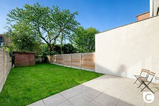 <p><span>Recent gerenoveerd GLV met riante slaapkamer en grote tuin te Groenenhoek!</span></p><p><span>Deze verborgen parel werd anno 2022 met veel passie en kunde gerenoveerd. Dit appartement van maar liefst 116m² cfr. EPC ligt op het gelijkvloers van een kleinschalig en goed onderhouden gebouw in de trendy Groenenhoek. Omwille van deze toplocatie zijn winkels, parken, scholen, horeca en sportfaciliteiten steeds vlakbij. Ook de bereikbaarheid is uitstekend met belangrijke invalswegen, openbaar vervoer en de fietsostrade op een boogscheut. Dit "future-proof" gelijkvloers met geweldige ZW-tuin is de ideale plek om werk- en privéleven optimaal te combineren op een steenworp van het Bruisende Antwerpen. Mis deze unieke kans zeker niet!</span></p><p><span> </span></p><p><span>Inkomhal, toilet, leefruimte & keuken:</span></p><p><span>De aparte inkomhal met parlofoon voorziet in een ingemaakte kast die de aansluitingen voor uw wasmachine en droogkast herbergen, voldoende ruim is voor een vestiaire en waar u indien gewenst zelfs uw fiets veilig kan stallen. Ook het toilet met lavabo vindt u hier terug. In de omvangrijke leefruimte (ca. 36m²) met torenhoge plafonds, accentueert de natuurlijke lichtinval de prachtige parketvloer en de authentieke sierhaard. Een gezellig salon is perfect combineerbaar met een grote eetkamer. De moderne open keuken met eiland ligt in het verlengde en is uitgerust met kwalitatieve toestellen (inductievuur, dampkap, oven, koelkast met vriesvak, vaatwasser). Aan werk- en opbergplek is hoegenaamd geen gebrek. </span></p><p><span> </span></p><p><span>Slaapkamer & badkamer:</span><span> </span></p><p><span>Ook de slaapkamer (ca. 17m²) ligt op een oogstrelende parketvloer en kijkt uit op de tuin. Een goede nachtrust en 100% privacy is zonder meer gegarandeerd. De rustieke "en suite" badkamer omvat een strak wasmeubel, een weelderige inloop-/regendouche en handdoek-radiator. Niet enkel in de badkamer, maar doorheen het ganse appartement, zorgen de verfijnde pleister- en schilder-technieken voor dat tikkeltje extra. </span></p><p><span> </span></p><p><span>Tuin & kelders:</span><span> </span></p><p><span>Als absolute kers op de taart kan u in alle rust genieten van een geweldige ZW-tuin van ca. 118m². Dit pareltje leent zich perfect om lekker te tafelen, te barbecueën, te aperitieven, te relaxen in de lounge of om even uit te blazen na een drukke werkdag. Een ware droom voor elkeen met groene vingers alsook voor uw huisdieren. Terwijl het tuinhuis soelaas biedt voor het tuingerief, zijn er ook 2 ruime kelders inbegrepen die zorgen voor een overdosis aan opbergplek. </span></p><p><span> </span></p><p><span>Extra troeven:</span><span> </span></p><p><span>- Toplocatie</span></p><p><span>- Instapklaar</span></p><p><span>- Gunstig EPC</span></p><p><span>- Dubbele (HR) ramen </span></p><p><span>- HR condensatieketel 2025</span></p><p><span>- Dakisolatie 12 cm PIR</span></p><p><span>- Elektriciteit conform </span></p><p><span>- ZW-tuin 118m²</span></p><p><span>- 2 kelders</span></p><p><span>- Laag KI</span></p><p><span>- Beperkte maandelijkse lasten</span></p><p><span> </span></p>