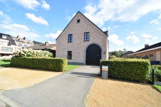 Exclusieve villa in pastorijstijl met 5 slaapkamers en mooie, kleine tuin in hartje Kasterlee<br /><br />In een rustige, doodlopende straat, midden in het centrum van Kasterlee, bevindt zich deze uitzonderlijke villa in charmante pastoriestijl. De woning combineert tijdloze architectuur met hedendaags wooncomfort en werd afgewerkt met duurzame kwaliteitsmaterialen. Dankzij de volledig aangelegde, zuidgerichte tuin geniet u hier van optimale privacy en rust, terwijl alle voorzieningen zich op wandelafstand bevinden.<br /><br />Bij het betreden van de woning wordt u verwelkomd in een stijlvolle inkomhal met gastentoilet en een elegante houten trap. Van hieruit bereikt u de ruime leefruimte waar grote raampartijen zorgen voor een overvloed aan natuurlijk licht en een prachtig uitzicht op de tuin. De gezellige zithoek en ruime eetplaats vormen samen het hart van de woning.<br />De volledig uitgeruste open leefkeuken met kookeiland sluit aan op de woonkamer en biedt alle comfort voor wie graag kookt en gasten ontvangt. Aansluitend bevindt zich een praktische berging/wasplaats.<br /><br />Op het gelijkvloers beschikt de villa bovendien over een multifunctionele ruimte die perfect kan dienen als bureau of extra slaapkamer, aangevuld met een badkamer. Er is ook een ruime inpandige garage.<br /><br />Op de eerste verdieping geeft de nachthal toegang tot vier volwaardige slaapkamers, waaronder een bijzonder ruime masterbedroom. De comfortabele badkamer is uitgerust met een dubbel lavabomeubel, ligbad, douche en toilet.<br /><br />Een extra troef is dat de woning volledig onderkelderd is, verdeeld over vijf afzonderlijke ruimtes. Deze bieden tal van mogelijkheden voor opslag, hobbyruimte of wijnkelder. Ook de warmtepompinstallatie is hier ondergebracht.<br /><br />Troeven van deze woning<br />✓ Hoogwaardige afwerking in authentieke pastorijstijl<br />✓ Tot 5 slaapkamers mogelijk<br />✓ Volledig geschilderd en instapklaar<br />✓ Ruime en lichtrijke leefruimtes<br />✓ Moderne open keuken met eiland<br />✓ Zuidgerichte, volledig aangelegde tuin met veel privacy<br />✓ Inpandige garage<br />✓ Volledig onderkelderd met 5 compartimenten<br />✓ Warmtepompinstallatie<br />✓ Rustige ligging in doodlopende straat<br />✓ Op wandelafstand van winkels, scholen en de markt van Kasterlee<br /><br />Topligging<br />Deze stijlvolle villa geniet van een uitstekende ligging in het centrum van Kasterlee. Winkels, horecazaken, scholen en ontspanning bevinden zich op wandelafstand. Bovendien zorgen de nabijgelegen Noord-Zuidverbinding en de E34 voor een vlotte bereikbaarheid richting Antwerpen en Eindhoven.<br /><br /><strong>Interesse in deze unieke villa?</strong><br />Contacteer ons vrijblijvend voor meer informatie of een plaatsbezoek via 0496 51 10 10 of christoffel@vastgoedpicavet.be.<br /><br />