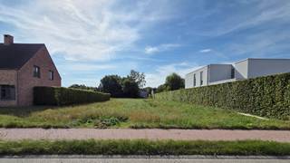 Bouwgrond van 14 are 59 ca voor open bebouwing met mogelijkheid bijgebouw-bergplaats tot 75m².Zuid georiënteerd.Breedte: vooraan 18 meter en...