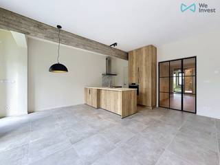 Tel: 0456 87 27 16 / E-mail: juliana.t@weinvest.be<br /><br />We Invest presenteert met trots dit prachtige, volledig gerenoveerde appartement met 2 slaapkamers van meer dan 111 m², gelegen op de 1ste verdieping van een mooi gebouw aan de Smaragdlaan, in het hart van de Diamantwijk in Schaarbeek.<br /><br />Deze wijk, bekend om haar lommerrijke lanen vernoemd naar edelstenen, biedt een bijzonder aangename en goed bereikbare woonomgeving. U bevindt zich op enkele stappen van de Eugène Plaskylaan en de Auguste Reyerslaan, in een levendige buurt met winkels, bakkerijen, restaurants en supermarkten op wandelafstand. Ook het openbaar vervoer is vlot bereikbaar, wat een uitstekende verbinding met de rest van Brussel garandeert.<br /><br />Bij binnenkomst verwelkomt u een mooie inkomhal die meteen de toon zet van dit smaakvol gerenoveerde appartement. Het pand bestaat uit een lichtrijke leefruimte, een volledig uitgeruste keuken en een handige berging/wasplaats die extra opbergruimte biedt. U geniet van twee ruime slaapkamers, elk met eigen ingebouwde dressing, een badkamer en een apart toilet, voor een comfortabele en doordachte indeling.<br /><br />Een echte troef van dit pand: een prachtig terras van minstens 20 m², ideaal om te genieten van zonnige dagen. Het appartement beschikt bovendien over elektrische vloerverwarming voor modern comfort.<br /><br /><br />Lasten: €90/maand (onderhoud gemeenschappelijke delen inbegrepen)<br />Parking: optioneel, €200/maand<br />Type huurcontract: 3 jaar<br />EPC: A-<br /><br />Aarzel niet om te bezoeken! Ontdek onze exclusieve panden op www.weinvest.be
