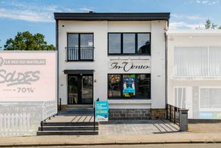 We Invest Malmedy presenteert u dit gemengd gebruikspand, ideaal gelegen aan de Avenue Reine Astrid in Heusy, een bekend adres met uitstekende zichtbaarheid. Het pand bestaat officieel uit twee afzonderlijke eenheden (winkel en appartement) en biedt een ideale kans voor een investeerder of zelfstandige die zijn beroepsactiviteit en woonruimte wil combineren.<br /><br />Op de begane grond bevindt zich een winkelruimte van ± 55 m², die momenteel is ingericht als kapsalon, een echte referentie in de buurt. De ruimte is volledig uitgerust en klaar om de activiteiten onmiddellijk voort te zetten of een nieuw bedrijf te huisvesten. Ze beschikt onder meer over een gastentoilet, een omkeerbare airconditioning (warm/koud) en een directe toegang tot de tuin. Op de bovenverdieping vindt u een gezellig appartement met één slaapkamer, bestaande uit een woonkamer, een keuken, een badkamer met ligbad en een zeer ruime slaapkamer.<br />De kelders bieden mooie mogelijkheden met een ingerichte wellnessruimte (douche en wastafel), een wasruimte en twee opslagkelders. De tuin is zowel vanuit het pand als vanuit de kelders toegankelijk en vormt een echte troef dankzij de ruime oppervlakte en het uitstekende onderhoud.<br /><br />Op technisch vlak beschikt het pand over twee afzonderlijke meters (gas en elektriciteit), twee stadsgasketels, een elektrische installatie die aan de voorschriften voldoet, aluminium kozijnen met dubbele beglazing, een geïsoleerd dak, een videofoon en 16 zonnepanelen. Er zijn geen werkzaamheden nodig, behalve eventueel een modernisering naar eigen wens. Parkeren is eenvoudig aan de voorzijde van het pand en in de directe omgeving, een groot voordeel voor de klanten. EPC = B (141 kWh/m² per jaar – 9.719 kWh/jaar – ref. 20250314026889).<br /><br />Een zeldzaam object met een potentieel rendement, uitstekende commerciële zichtbaarheid en talrijke exploitatiemogelijkheden.<br />Informatie en bezichtigingen: 0499/66.71.45 - amandine.b@weinvest.be