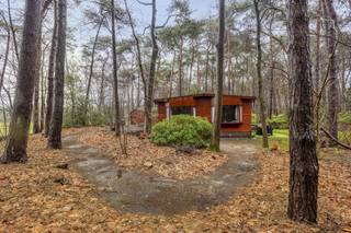 Indeling als volgt:- Via inkomdeur toegang tot de hal die uitgeeft op alle vertrekken.- Leefruimte met open keuken, keuken is voorzien van de gewenste toestellen: gaskookvuur met dampkap, spoelbak, koelkast en vriezer. Verder beschikt de keuken over voldoende opbergruimte. De leefruimte geeft een mooi zicht op de bosrijke omgeving dankzij de grote ramen rondom.- Twee slaapkamers (ca. resp. 8m² en 6m²) met ingemaakte kasten, de tweede slaapkamer kan uiteraard ook gebruikt worden als bureauruimte, hobbykamer, dressing, ...- Badkamer voorzien van toilet, dubbele lavabo met bijpassend meubel en ligbad met douchescherm.- Handige berging waar eventueel een wasmachine aangesloten kan worden.Bijzonderheden:- BJ: 1997- EPC-label D 345 kWh/m², geen renovatieplicht van toepassing, elektriciteit niet conform gekeurd, asbestattest in opmaak.- Verwarming op propaangas- Perceel komt in aanmerking voor het bouwen van een eengezinswoning, vraag naar de voorwaarden via ons kantoor. - Privacy gegarandeerd: omliggende percelen zijn niet (of weinig) bebouwd- Tuinhuis/tuinberging niet vergund.Kortom: een woning op een uitzonderlijk perceel in een bosrijke &amp; groene omgeving waar u stapsgewijs kunt moderniseren/renoveren of een unieke opportuniteit om op een ruim perceel een nieuwbouwwoning te bouwen. Interesse? Vraag je bezoek via veerle.pierar@dewaele.com of 03/369.42.50.(ver-)Kopen of (ver-)huren in de Noorderkempen?Met vragen kan u altijd bij ons terecht!